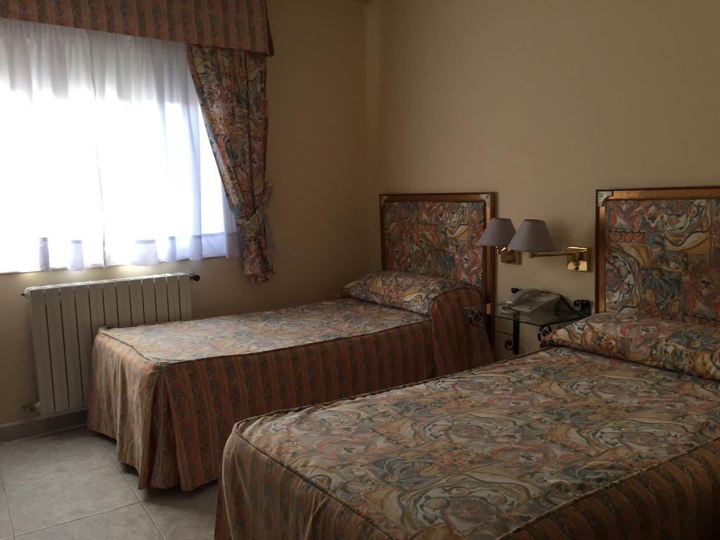 Hotel Derby Carballino Buitenkant foto