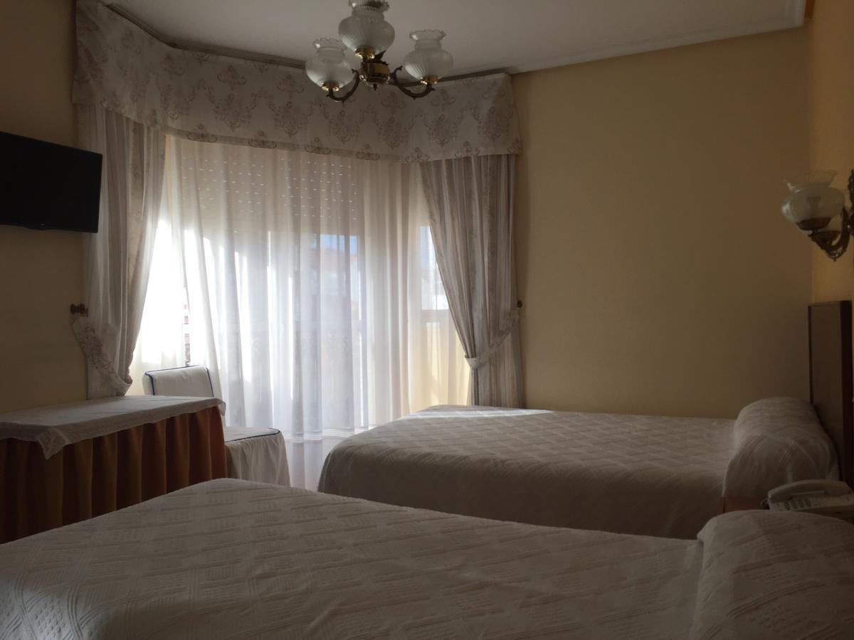 Hotel Derby Carballino Buitenkant foto