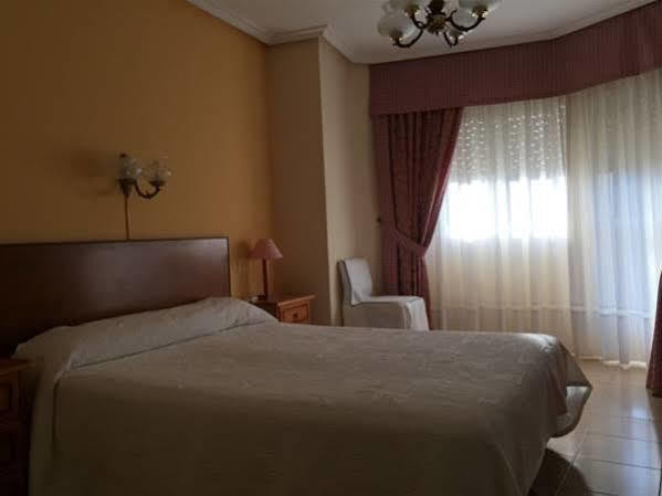 Hotel Derby Carballino Buitenkant foto
